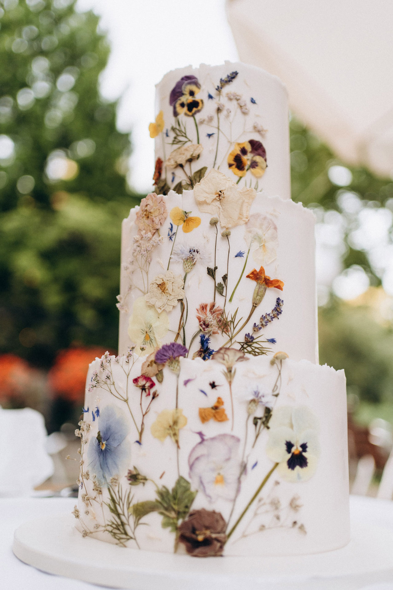 fondant bruidstaart met gedroogde eetbare bloemen