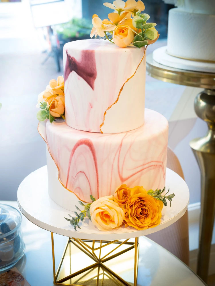 Luxe vegan bruidstaart op maat met bloemen
